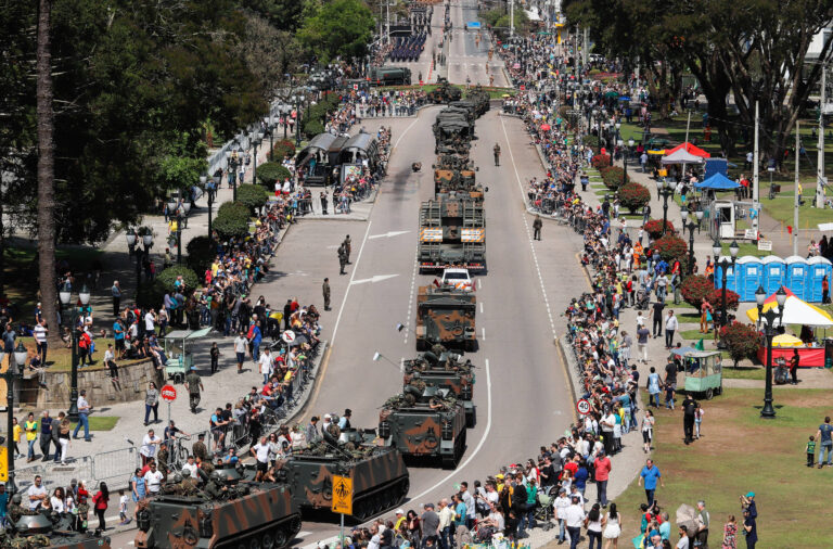 Forças Armadas fazem desfile em Brasília
