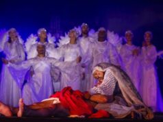 Público aplaude de pé Paixão de Cristo em JP