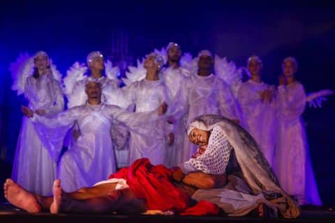 Público aplaude de pé Paixão de Cristo em JP