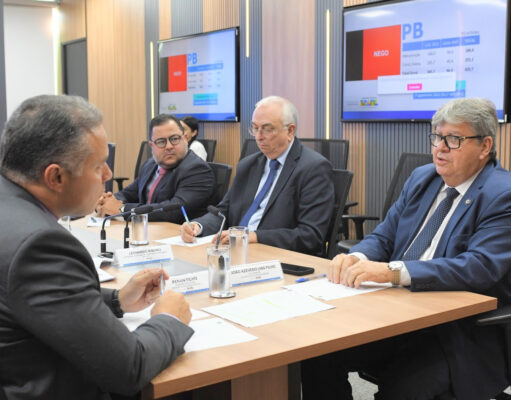 João Azevêdo apresenta projeto de ponte a ministro