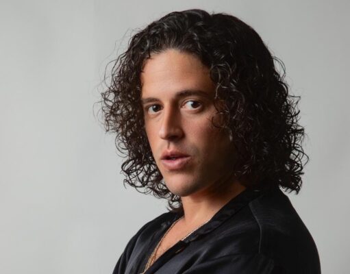 Lukete é o Mestre de Cerimônias do NEon