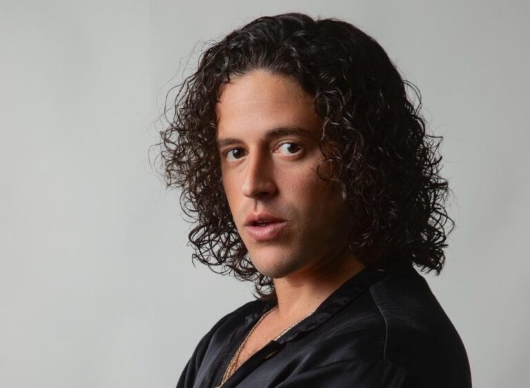 Lukete é o Mestre de Cerimônias do NEon