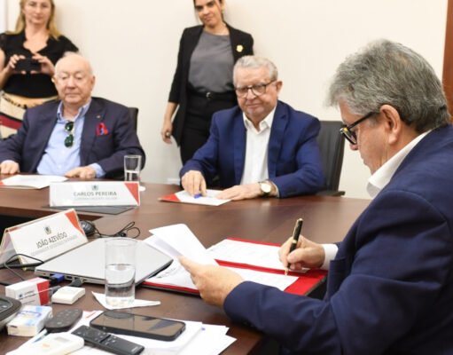 João Azevêdo assina contrato para construção da Ponte do Futuro