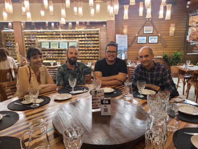 Parte dos artistas plásticos reunidos