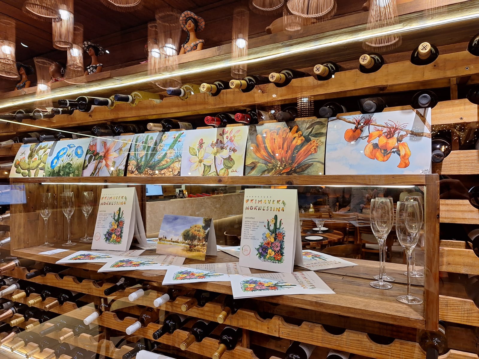 Originais e o catálogo da exposição à venda na galeria do restaurante