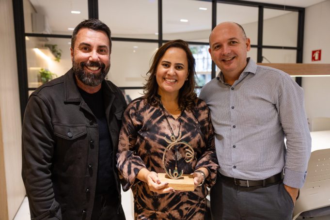 Carlos-Ferreirinha-e-os-diretores-do-Grupo-OFFICINA-Soni-Cassiano-e-Adeilton-Pereira--1-