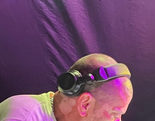 DJ dos Racionais MC’s se apresenta no Caravela Cultural , dia 25