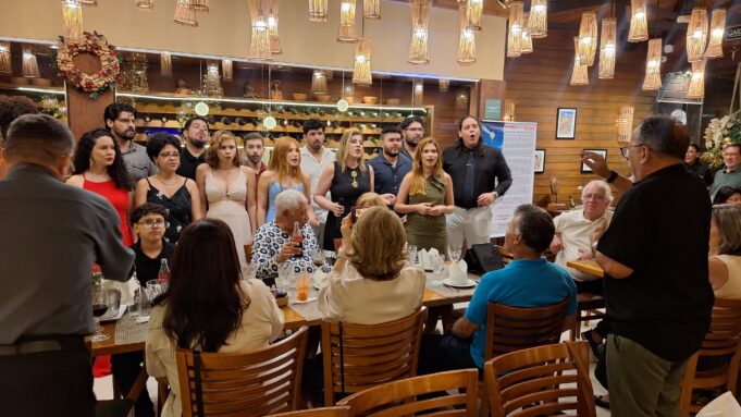 Maestro EDuardo Nóbrerege coral Gazzi de Sá no Canoa dos Camarões