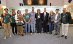 equipe do fórum e parlamentares durante premiação