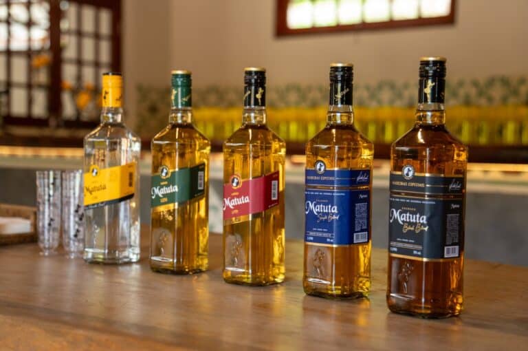 Cachaça Matuta, patrocinadora oficial do São João de Campina Grande, lança edição especial rótulos da cachaça matuta