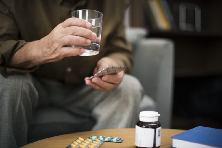 Automedicação: hábito pode esconder perigos para a saúde medicação sem prescrição médica é um perigo