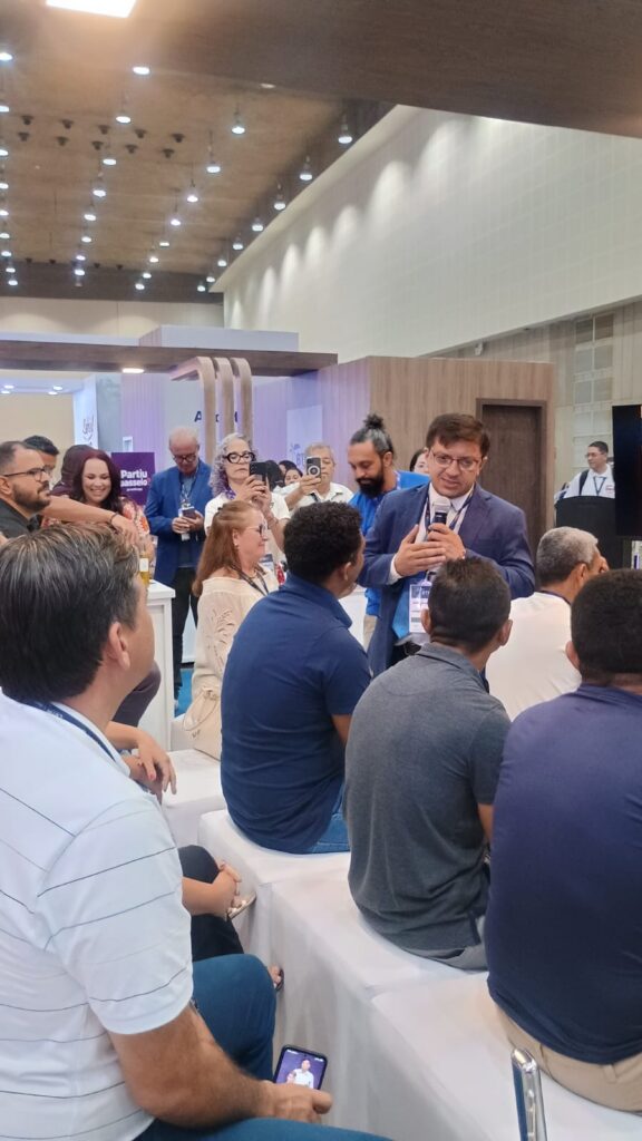 secretário executivo de turismo rinaldo maranhão no estande